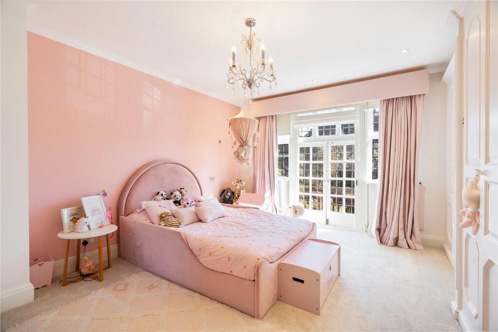 6 bedroom semi-detached house for sale in Heath Close, Hampstead Garden Suburb, London, NW11